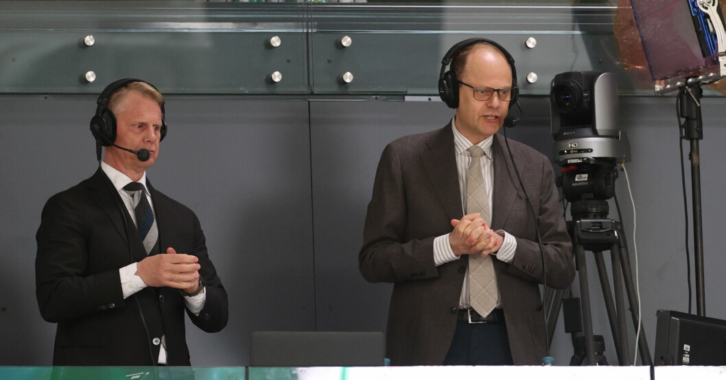 Sportkommentatorena Niklas Wikegård och Lasse Granqvist kommenterar en match i SHL. Niklas Wikegård och Lasse Granqvist