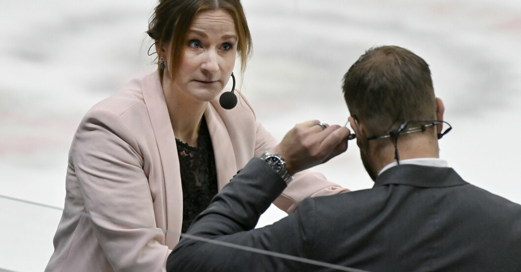 Sportkommentatorn Lena Sundqvist kommenterar en hockeymatch i SHL. Lena Sunqvist