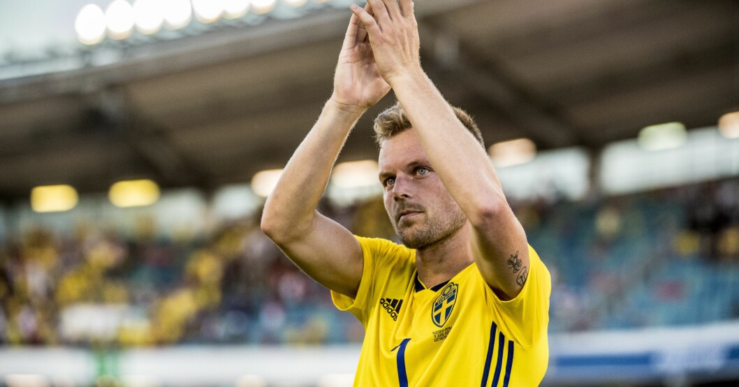 Några veckor efter det tuffa EM-uttåget tog Sebastian Larsson beslutet att lämna landslaget. Det blev 13 år, 133 landskamper och 5 mästerskap i landslaget för ”Seb”. Sebastian Larsson