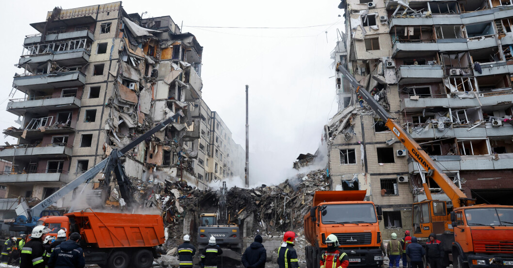 Minst 21 personer har dött efter att ett flerbostadshus i Dnipro bombats under lördagen. Det bombade huset i Dnipro.