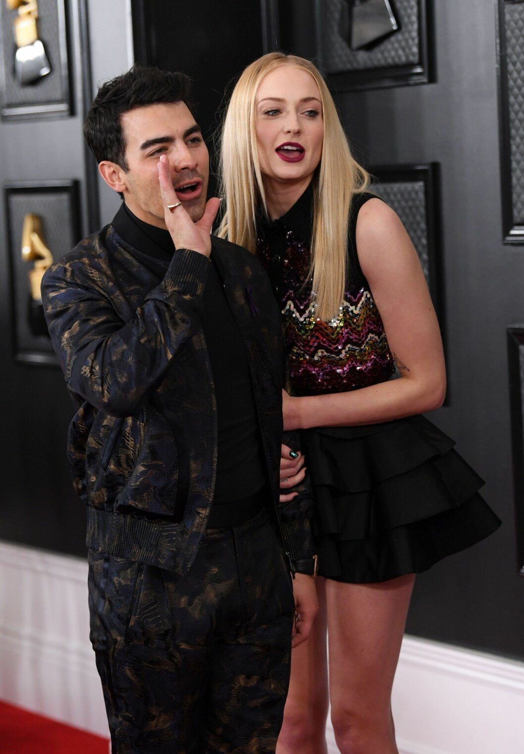 Joe Jonas och Sophie Turner kom till galan iklädda Ermenegildo Zegna respektive Louis Vuitton. Joe Jonas och Sophie Turner kom till galan iklädda Ermenegildo Zegna respektive Louis Vuitton.