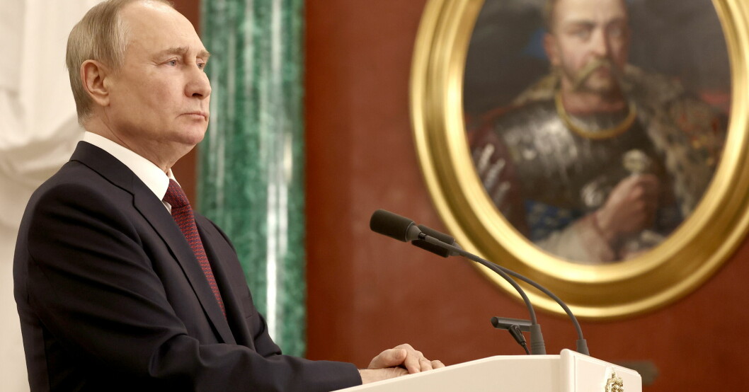 Vladimir Putin säger det förbjudna ordet inför ryska medier under direktsänd presskonferens i Moskva.
