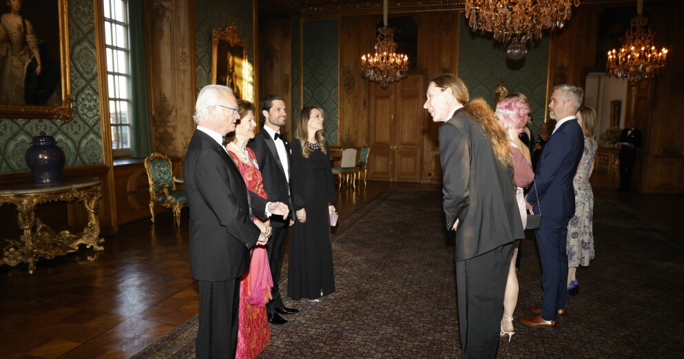 Kung Carl Gustaf, drottning Silvia, prins Carl Philip och prinsessan Sofia välkomnar Martin Erikson - E-Type - och Melinda Jacobs vid Sverigemiddagen på Stockholms slott på fredagen. Kung Carl Gustaf, drottning Silvia, prins Carl Philip, prinsessan Sofia, Martin Erikson - E-Type - och Melinda Jacobs