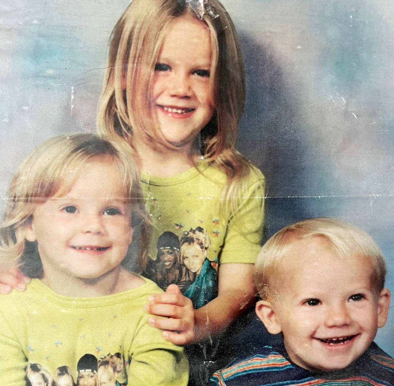 Gammalt familjefoto på Mckyla (nere till vänster), hennes yngre bror Callum (längst nere till höger) och storasyster Nicole.