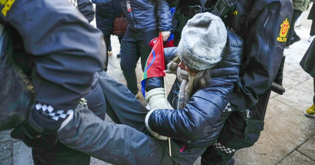 Det verkar inte ha hjälpt att bära bort Greta Thunberg. Hon var på plats på husets baksida redan en timme senare.