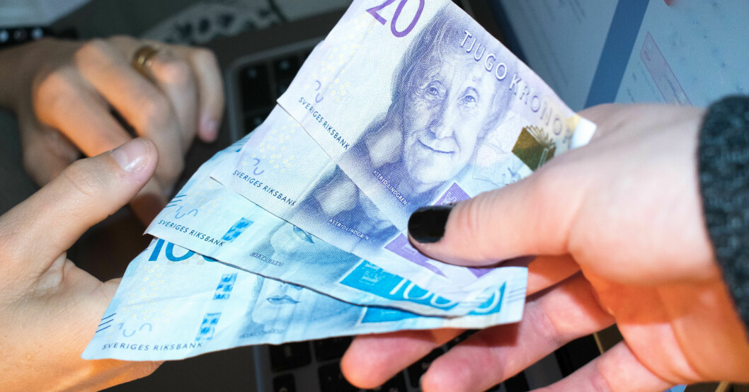 Via sitt assistansbolag fick den 34-åriga kvinnan 43 miljoner kronor på åtta år. Svenska sedlar