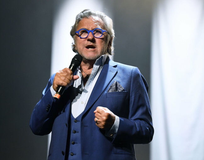 Tommy Körberg uppträder. Tommy Körberg uppträder.