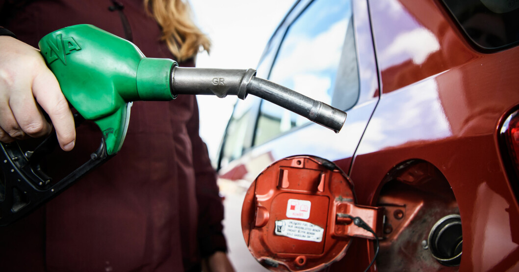 Det rekommenderade priset för en liter bensin ligger nu på 17:14 kronor och 18:72 kronor för en liter diesel. Bil tankas