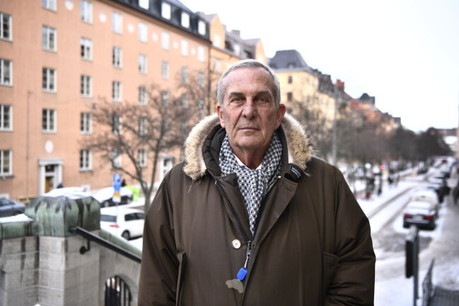 Claes Elfsberg anländer till Lasse Lönndahls begravning i S:t Matteus Kyrka. Claes Elfsberg