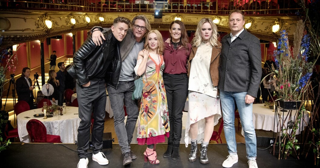 Danny Saucedo, Tommy Nilsson, Lisa Ekdahl, Danny Saucedo, Jill Johnson, Little Jinder och Magnus Carlson. Danny Saucedo, Tommy Nilsson, Lisa Ekdahl, Danny Saucedo, Jill Johnson, Little Jinder och Magnus Carlson i Så mycket bättre 2016.
