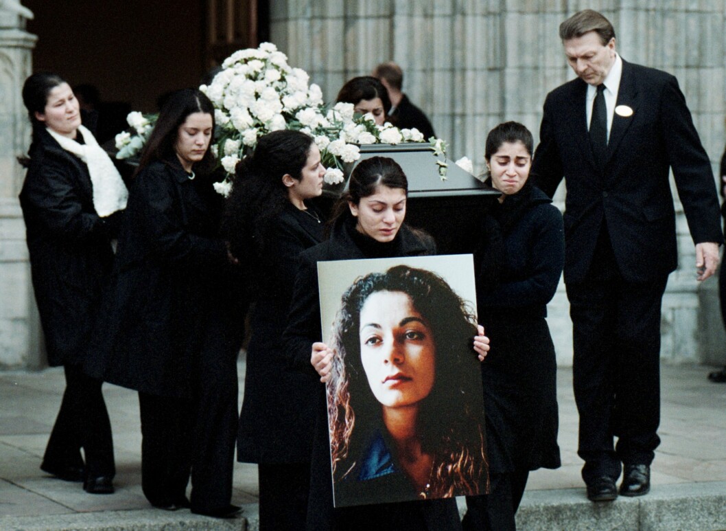 <strong>Fadime Sahindal begravdes i Uppsala Domkyrka.</strong> Fadimes kista bärs ut ur kyrkan.