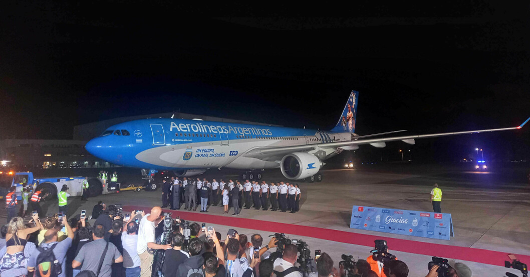 Det argentinska landslaget landar på flygplatsen i Buenos Aires