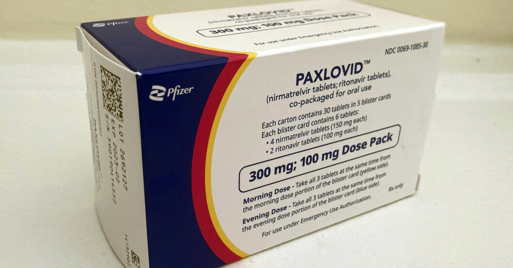 Sedan juli har coronamedicinen använts på infektionskliniker, men nu kommer den även att säljas på apoteket. Paxlovid, förpackning.