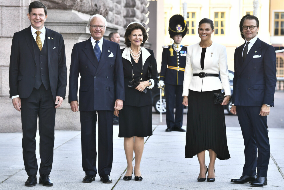 Talman Andreas Norlén, kung Carl Gustaf, Drottning Silvia, kronprinsessan Victoria och prins Daniel anländer till riksdagshuset för att delta i riksmötets öppnande år 2021. Talmannen med kungaparet och kronprinsessparet