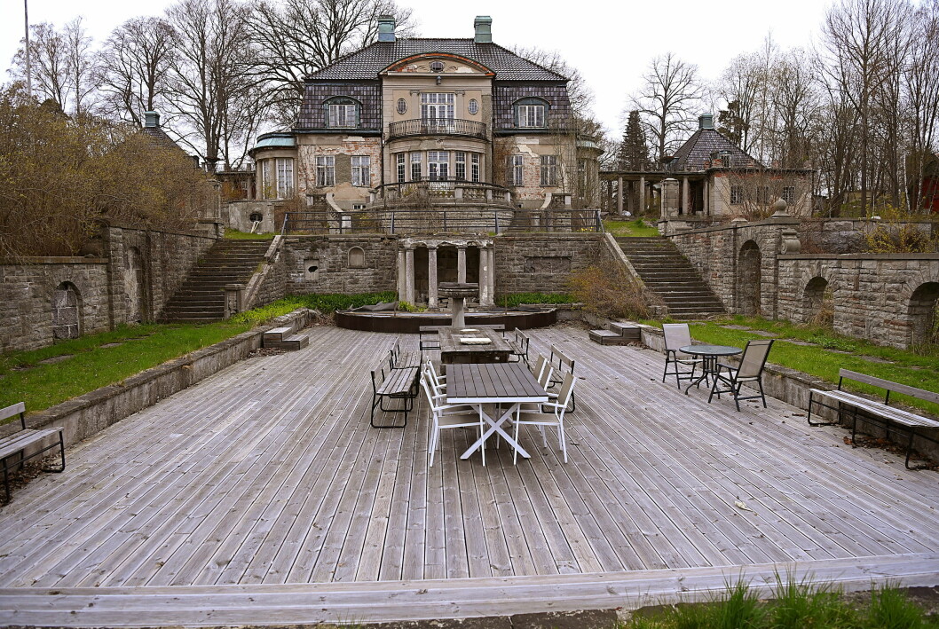 I dag ligger ett däck över den gamla dammen och hela Villa Kassman är i stor behov av en renovering.