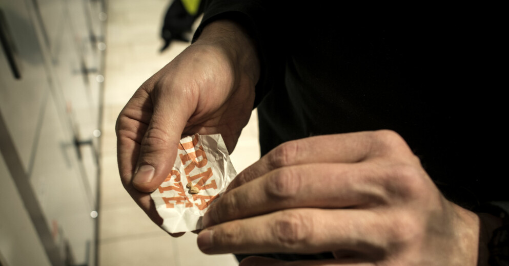 Stockholmspolisens narkotikaspanare hittar heroin under en insats på Stockholms centralstation.