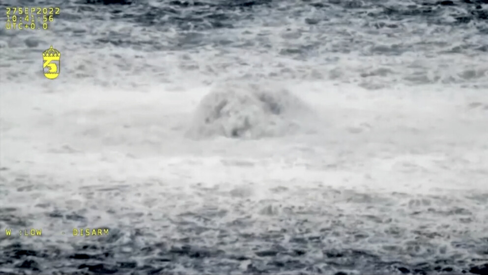 På två ställen, med ett avstånd på sex kilometer emellan, syns enorma bubblor på havsytan där gasen läcker ut. Bubblorna på havsytan.
