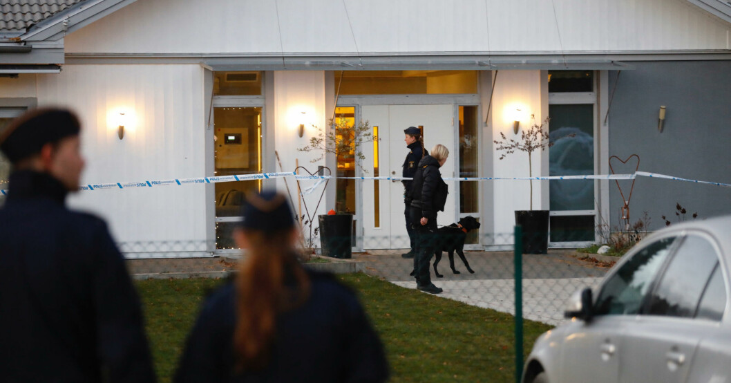 Polisen söker med hund utanför vårdboendet i Enköping där en ung kvinna dödades.