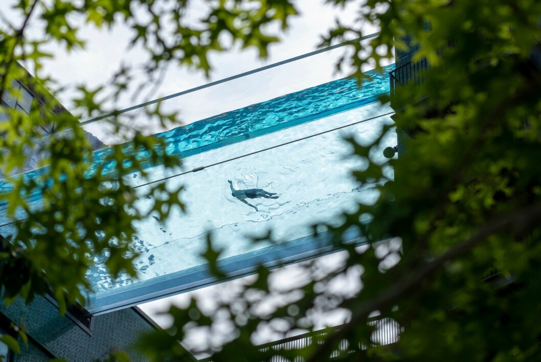 En man simmar i den svävande poolen.