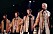Arvingarna uppträder i Melodifestivalen i bruna skinnjackor