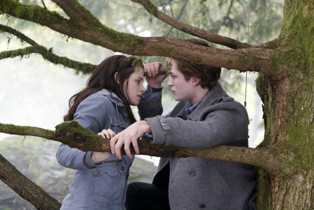 Kirsten Stewart och Robert Pattison spelar huvudrollerna i Twilight. Kirsten Stewart och Robert Pattison spelar huvudrollerna i Twilight.