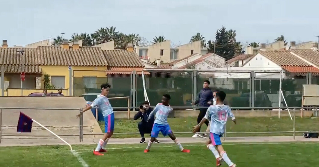 Cristiano Ronaldo Jr. härmar Cristiano Ronaldos berömda målgest efter ett mål i Manchester Uniteds U12-lag. Cristiano Ronaldo Jr.