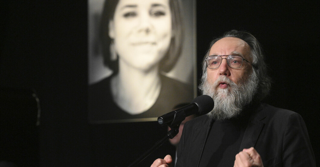 Den politiska filosofen Aleksandr Dugin är pappa till den avlidna kvinnan. Han beskrivs ofta som hjärnan bakom Putins strategier. Aleksandr Dugin sörjer sin dotter.