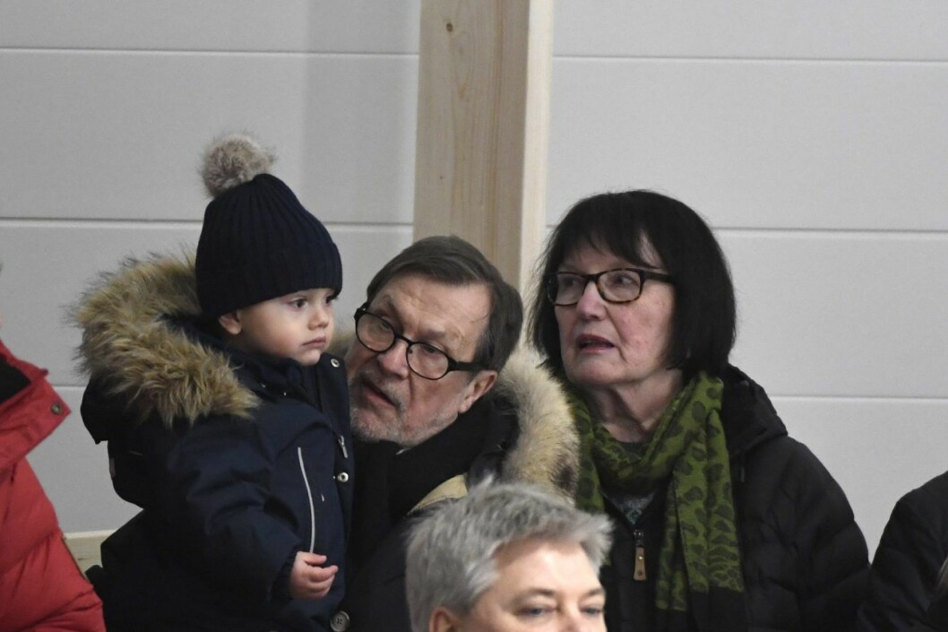 Prins Oscar trivs bra hos farfar och farmor. Prins Oscar trivs bra hos farfar och farmor.