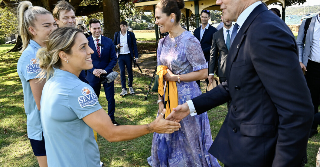 Kronprinsessan Victoria och prins Daniel mötte landslagsspelarna Katrina Gorry och Charlotte Grant som till vardags spelar fotboll i allsvenska Vittsjö inför fotbolls-VM sommaren 2023 just i Australien, under ledning av deras svenske förbundskapten Tony Gustafsson. Foto: Jonas Ekströmer / TT Bild från Sidney