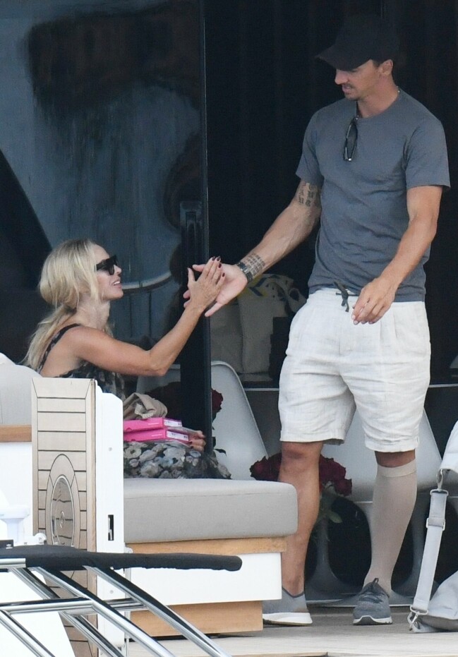 När Zlatan slutar spela fotboll ska Helena återgå till arbetet inom marknadsföring. Zlatan och Helena Seger tillsammans på en båt.