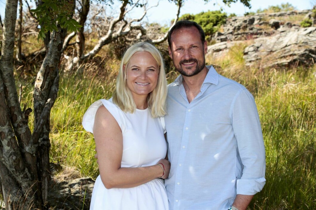 Mette-Marit och Haakon gifte sig för 19 år sedan, men ser fortfarande otroligt lyckliga ut tillsammans. Mette-Marit och Haakons familjebild sommaren