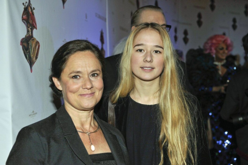 Alba August går i sin mammas fotspår och hyllas för sina skådisinsatser. Alba August och mamma Pernilla August