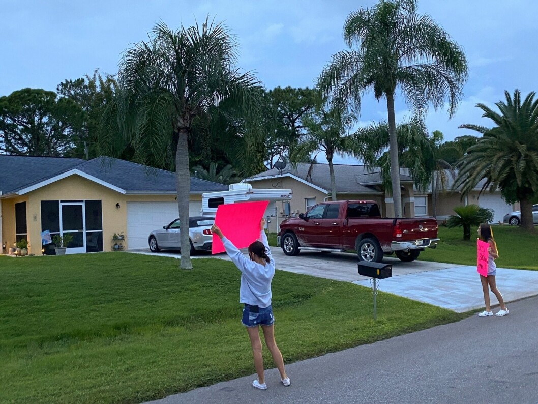 Utanför Brians familjehem i Florida har ett flertal demonstrationer uppståt under helgen. Slagord som ”Var är gabby?” har ropats mot huset, där pojkvännen först trodde gömmas.