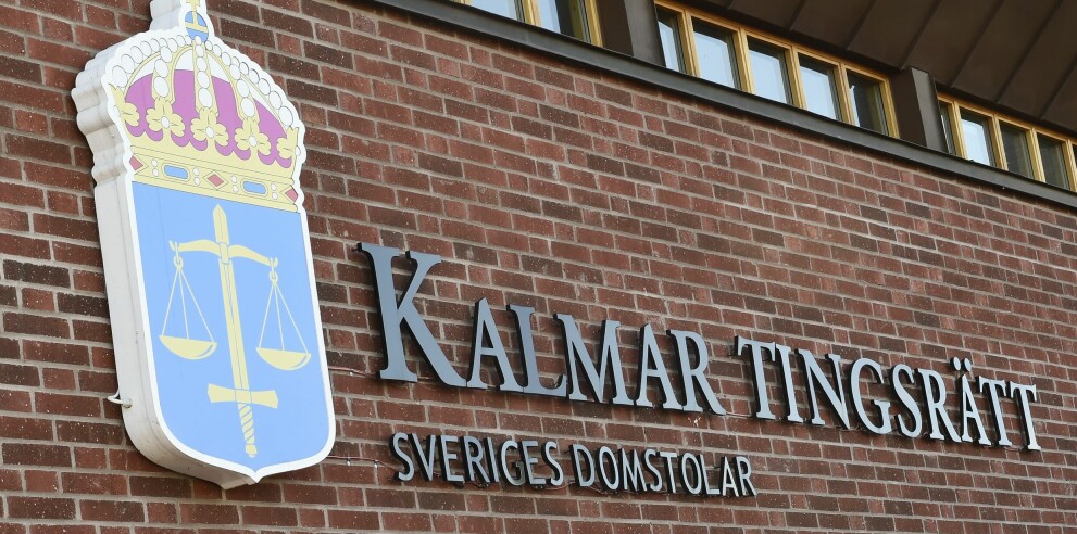 <strong>Beslutet har upprört många men domstolen har valt att inte kommentera det.</strong> Skylt på byggnaden till Kalmar tingsrätt.