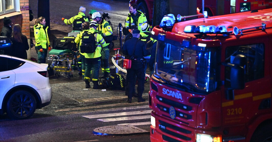Många räddningsarbetare arbetar febrilt på platsen.