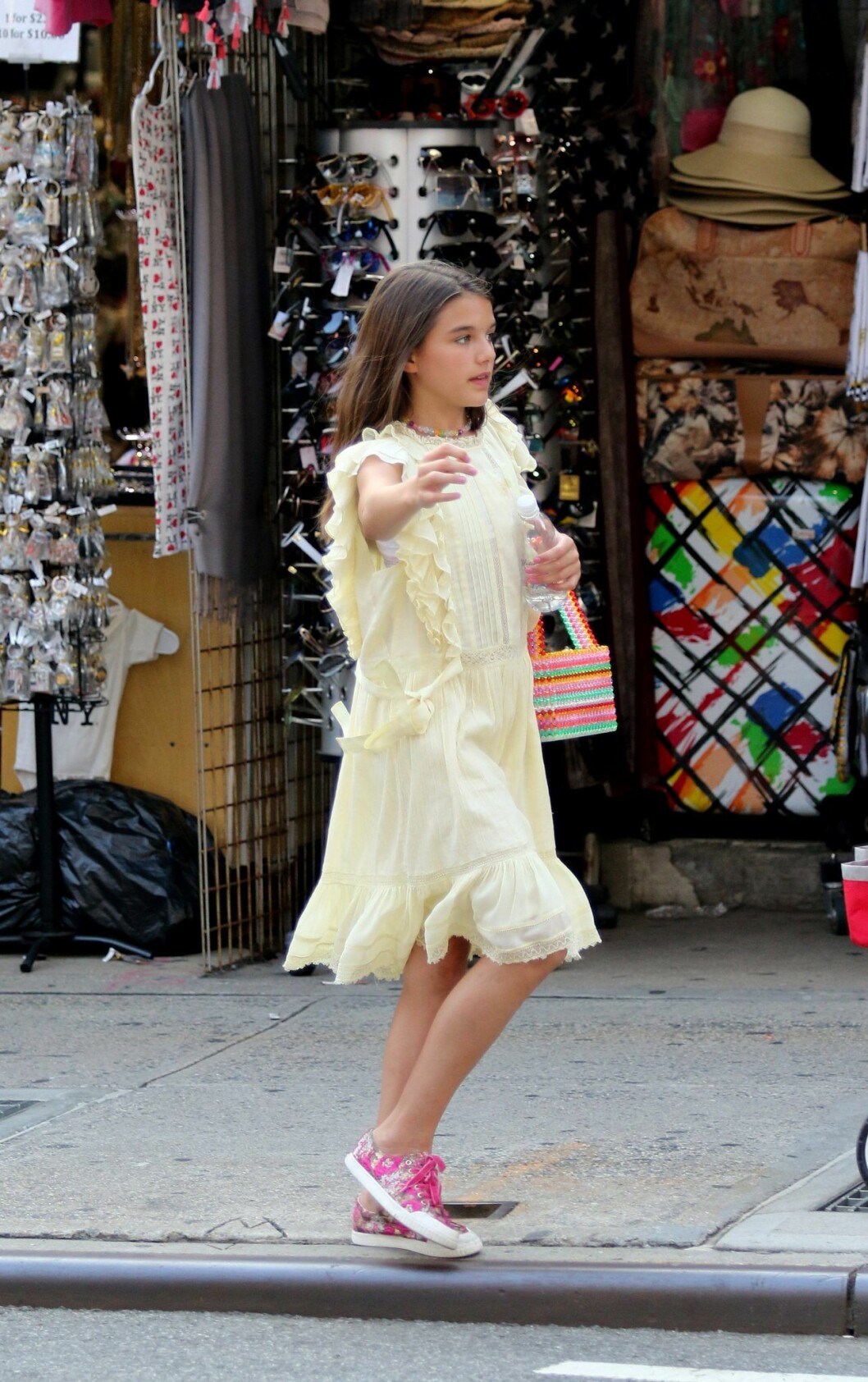 Suri hjälper mamma Katie att få tag i en taxi i New Yorks rusningstrafik. Suri Cruise med Katie Holmes
