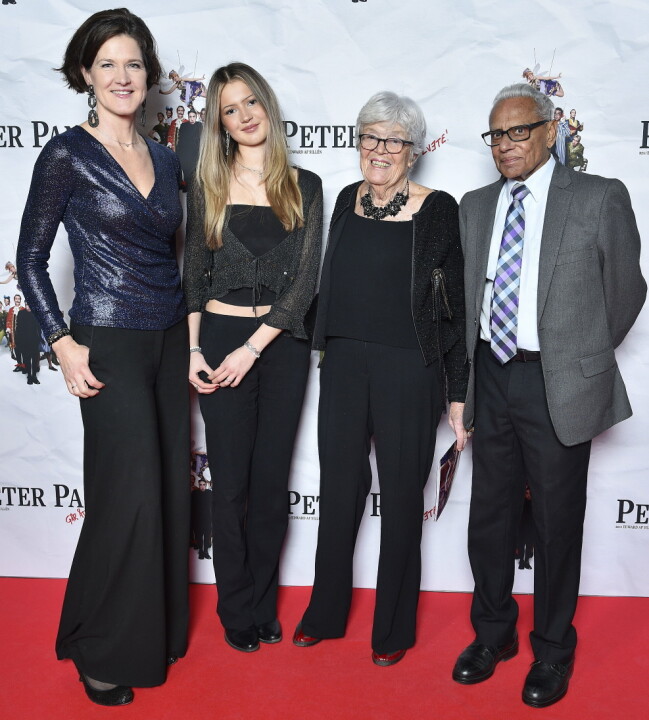 Anna och Elvira Kinberg Batra med David Batras föräldrar Marianne och Satish Batra på premiären av <em>Peter Pan – går åt helvete</em> på Cirkus i Stockholm i januari. Anna och Elvira Kinberg Batra med David Batras föräldrar Marianne och Satish Batra på premiären av <i>Peter Pan – går åt helvete</i> på Cirkus i Stockholm i januari.