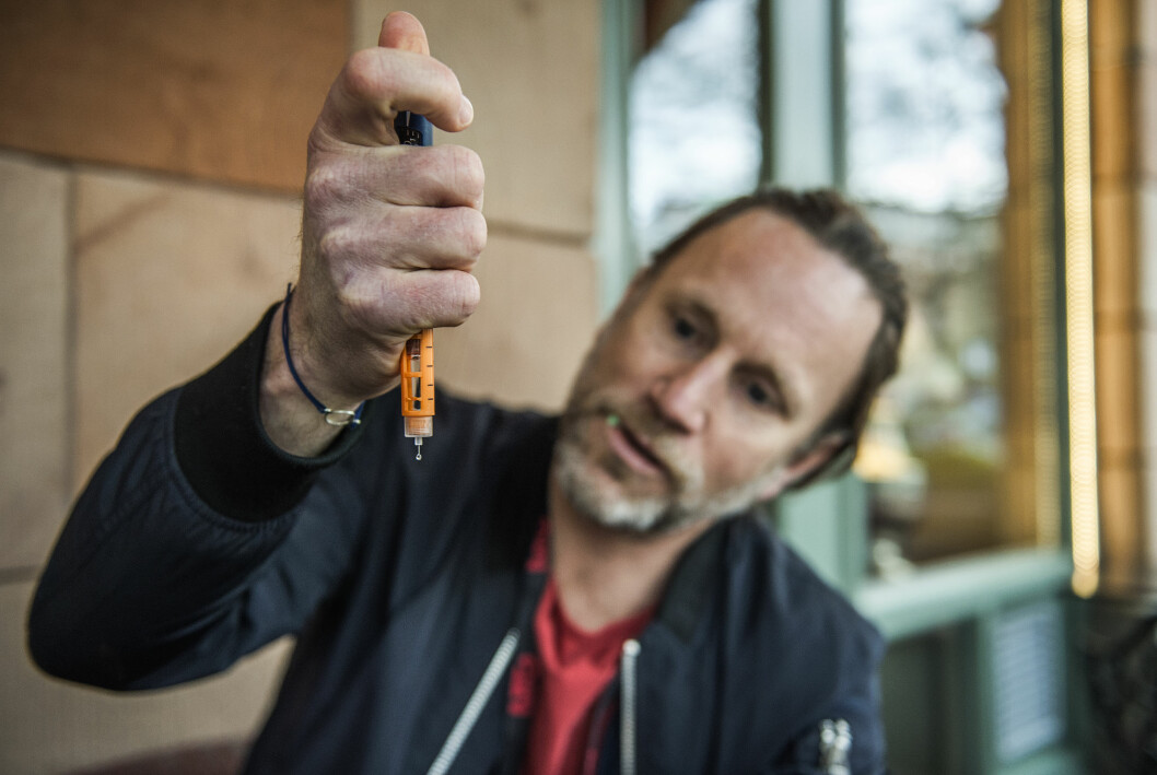 Peter Jihde visar upp sin diabetesspruta, 2018.