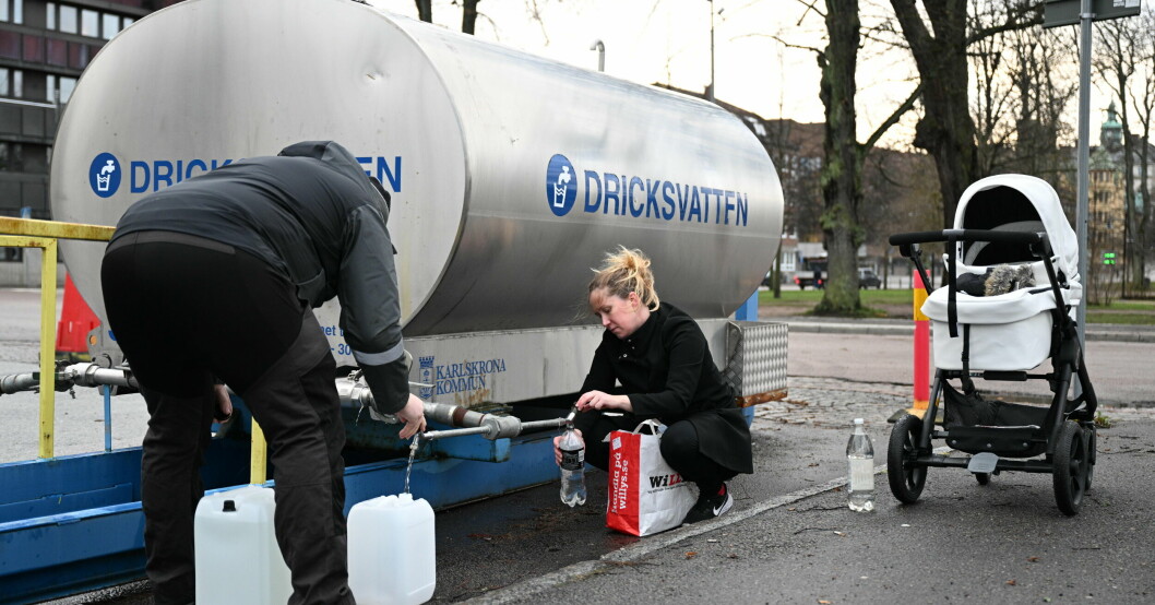 Dricksvatten hälls upp på dunkar på Kungsplan i Karlskrona.