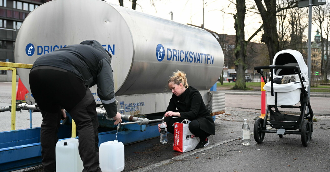 Dricksvatten hälls upp på dunkar på Kungsplan i Karlskrona. Dricksvatten hälls upp på dunkar på Kungsplan i Karlskrona.