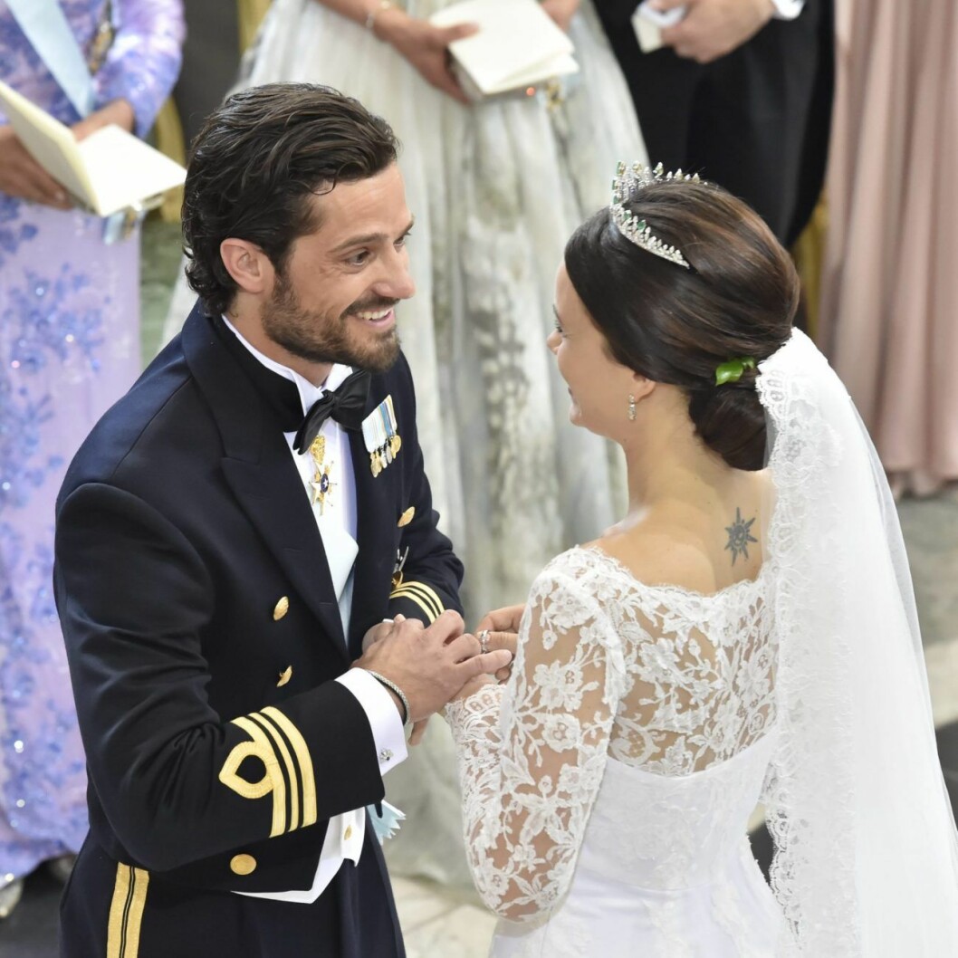 Sofia valde att visa sin tatuering under bröllopet med Carl Philip, som onekligen såg ut som världens lyckligaste man, Prins Carl Philip och Sofias bröllop, tatuering
