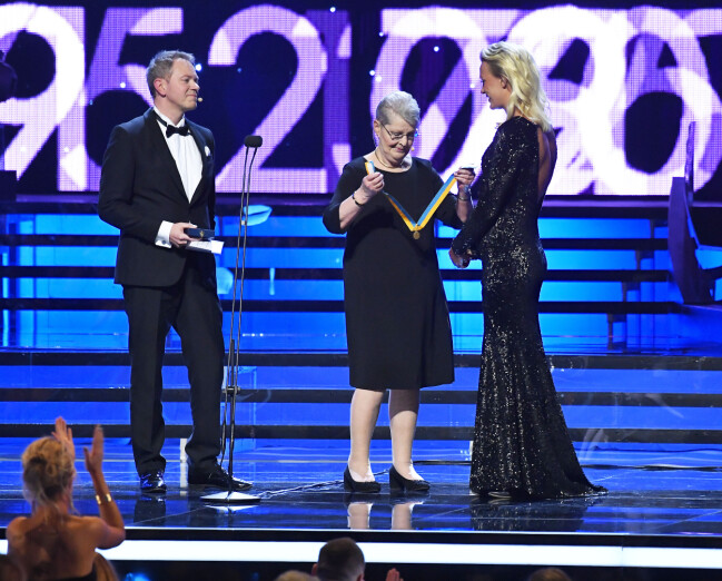 2018 fick Jane Cederqvist äran att lämna över Bragdguldet till simmaren Sarah Sjöström under Idrottsgalan. Jane Cederqvist på idrottsgalan tillsammans med Sarah Sjöström.