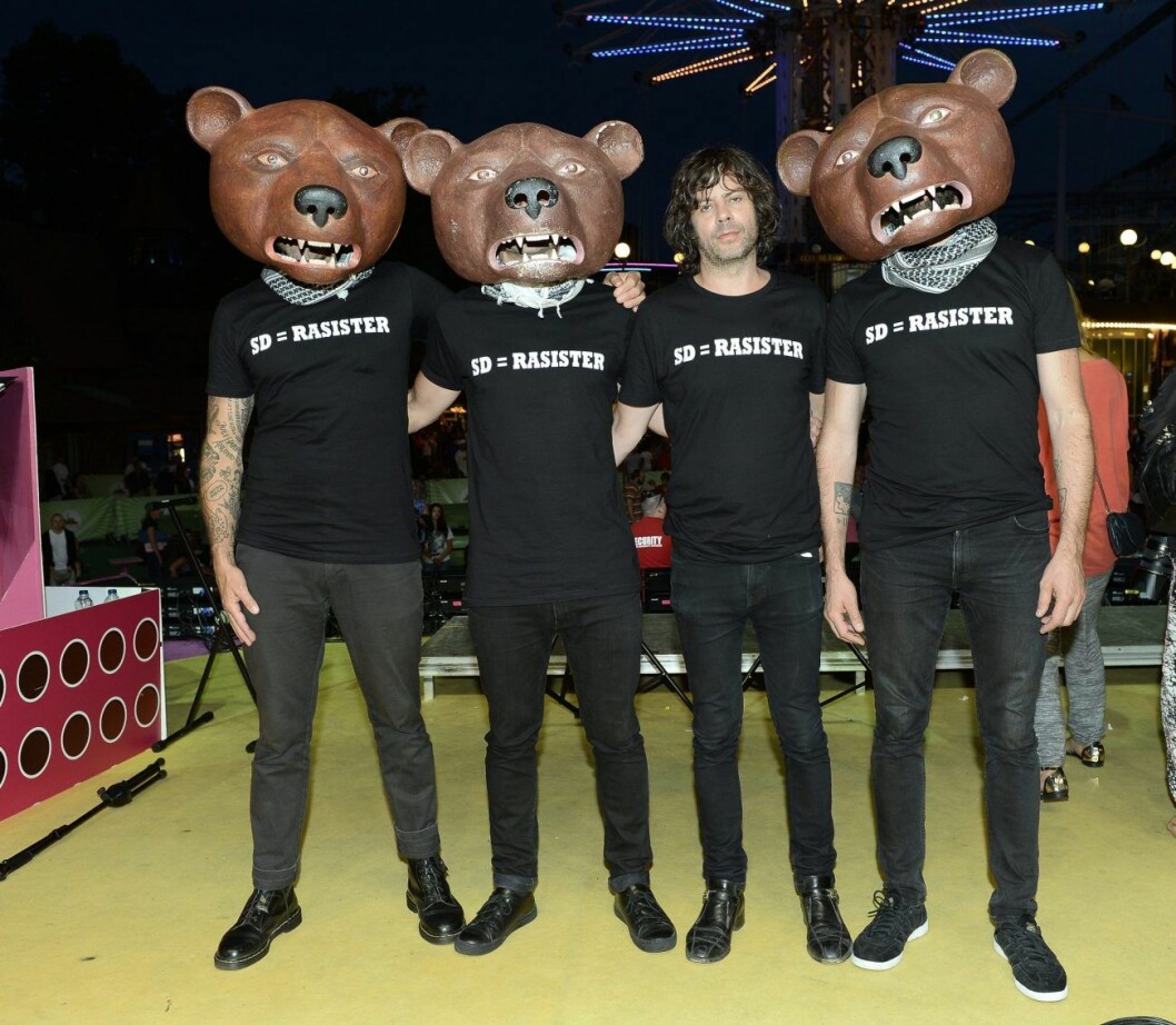 Teddybears tog tillfället i akt att säga sitt om vad de tycker om Sverigedemokraterna. Teddybears Sommarkrysset