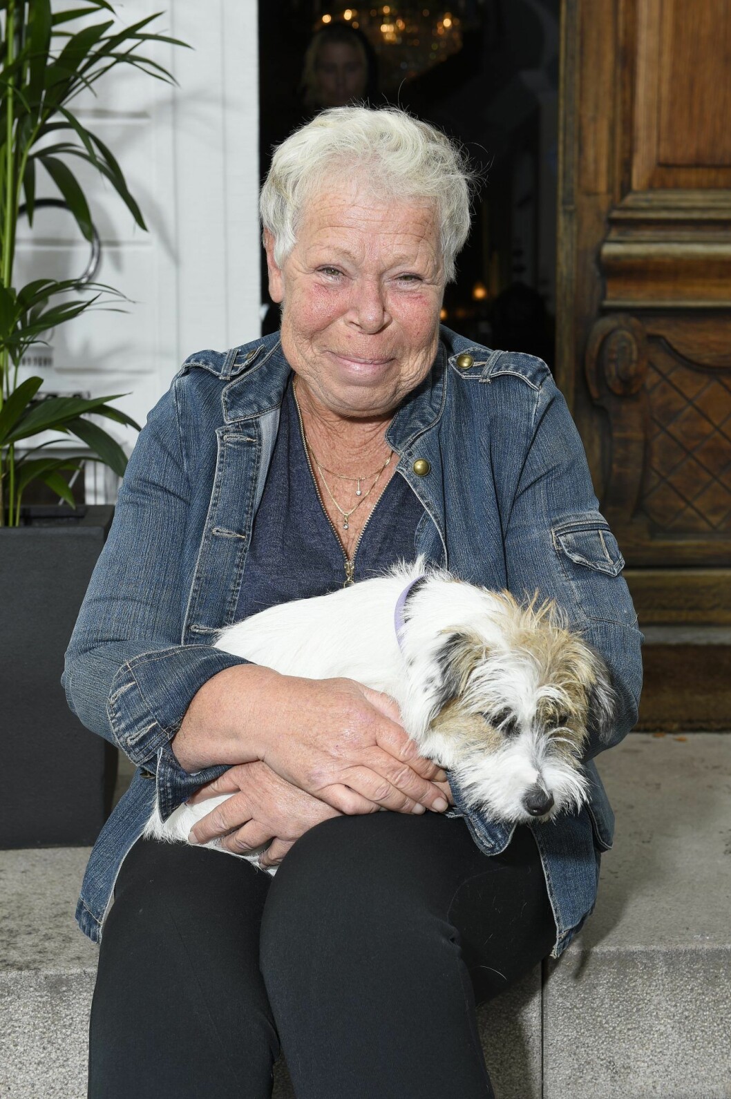 Qristina med sin hund Loppan under inspelningen av Stjärnorna på godset. Qristina Ribohn med hunden Loppan