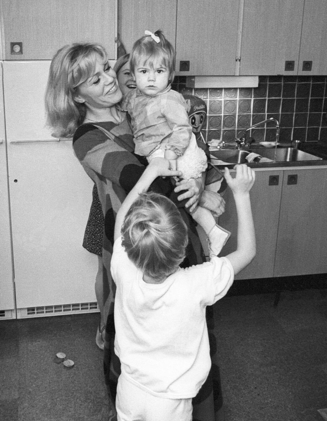 Christina Schollin med barnen. Familjen Wahlgren Ingrosso framgångssaga