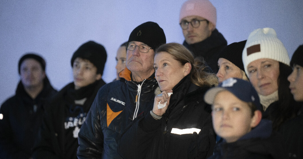 Pia Salming håller i en näsduk vid invigningsceremonin av Börje Salmings egna gata i Kiruna.