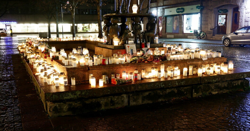 Toves minnesplats med ljus och blommor på torget i Vetlanda.