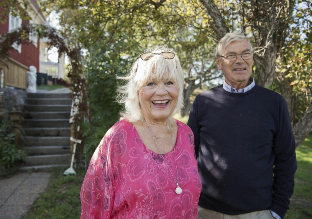 Christina Schollin och Hans Wahlgren vid sitt hus i Sverige. Christina Schollin och Hans Wahlgren