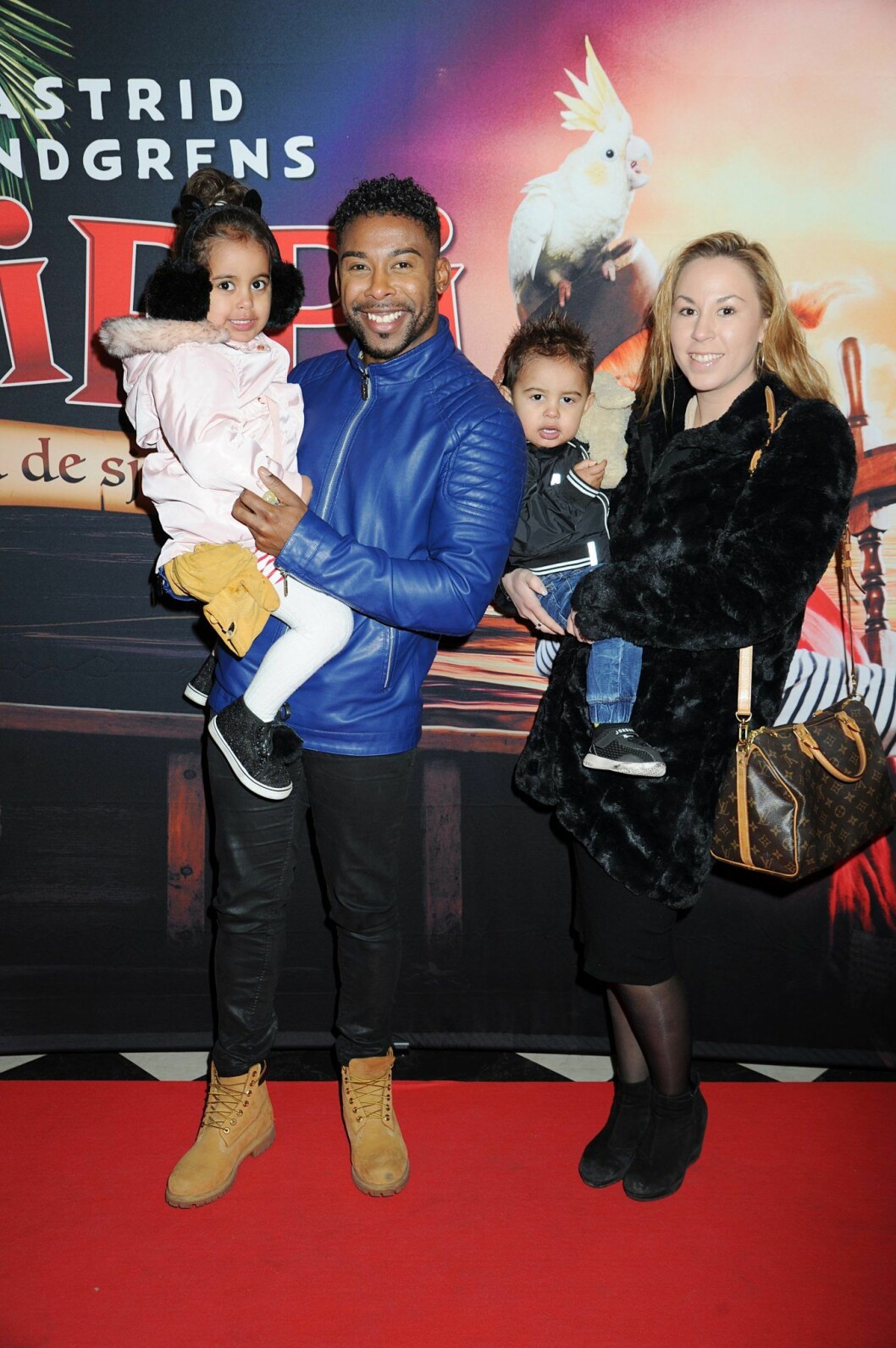 En av få officiella bilder som finns på John Lundvik och hans familj. John Lundvik på röda mattan med sambon Jotta Martidou och barnen Naomi och Michael