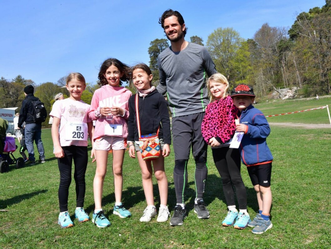Prins Carl Philip tar bild med barn